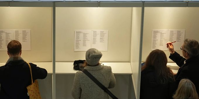 Menschen geben ihre Stimme in einem Tallinner Wahllokal im Rahmen der Parlamentswahlen ab. Foto: Sergei Grits/AP/dpa Menschen geben ihre Stimme in einem Tallinner Wahllokal im Rahmen der Parlamentswahlen ab. Foto: Sergei Grits/AP/dpa