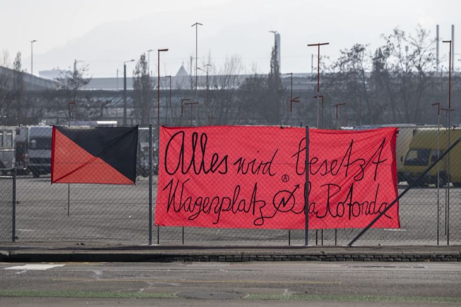 Die Besetzer haben ein Plakat mit der Aufschrift «Alles wird besetzt, Wagenplatz Rotonda» aufgehängt.