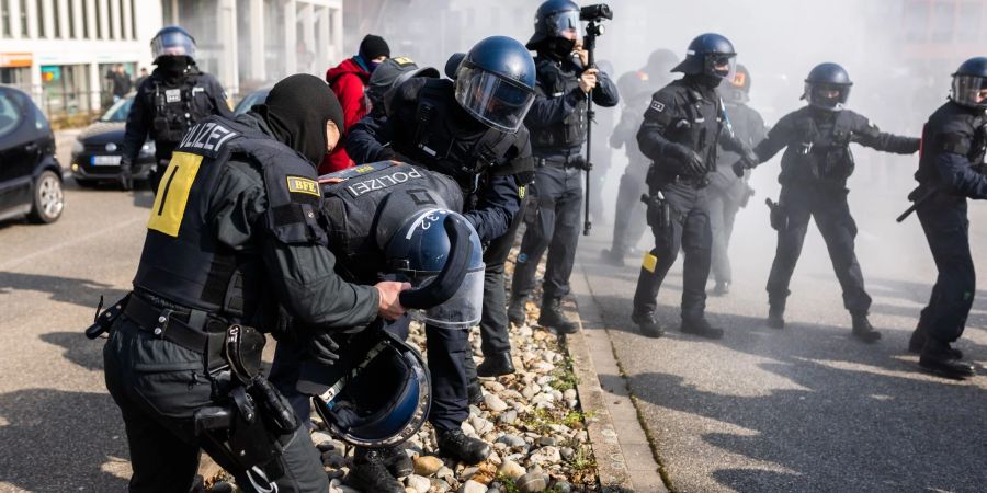 Ein verletzter Polizist wird von Kollegen versorgt.