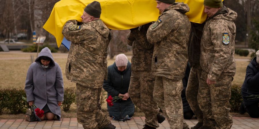 Ukrainische Soldaten in Boryspil tragen den Sarg von Volodymyr Hurieiev, der nahe Bachmut getötet wurde.