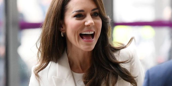 Ganz leger - Prinzessin Kate mit Jeans und Zara-Blazer im Supermarkt