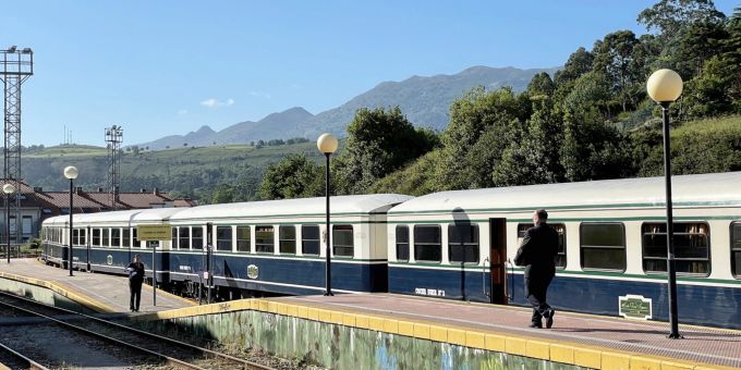 Nostalgiezug im Belle-Époque-Stil: Der Costa Verde Express ist einer der Luxusreisezüge der staatlichen spanischen Bahngesellschaft Renfe. Costa Verde Express Zug