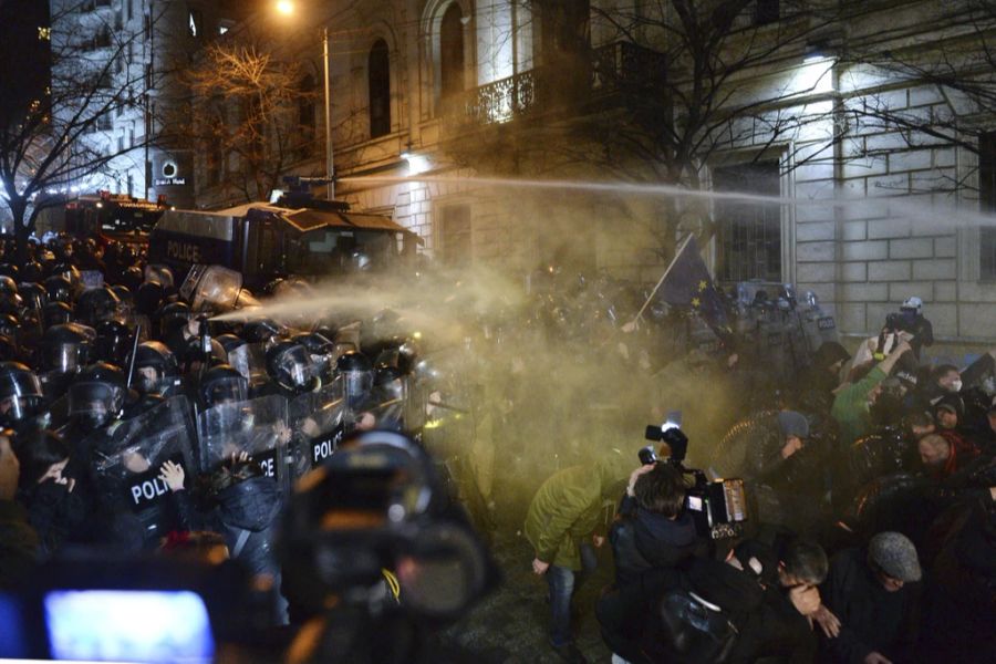 Die Polizei feuert Tränengas und Wasserwerfer auf Demonstranten vor dem georgischen Parlamentsgebäude in Tiflis, Georgien, Dienstag, 7. März 2023. Die georgischen Behörden haben am Dienstag Tränengas und Wasserwerfer auf Demonstranten vor dem georgischen Parlamentsgebäude abgefeuert. Dies war die jüngste Manifestation der Kritik an einem Gesetzesvorschlag, den einige als Einschränkung der Pressefreiheit ansehen.