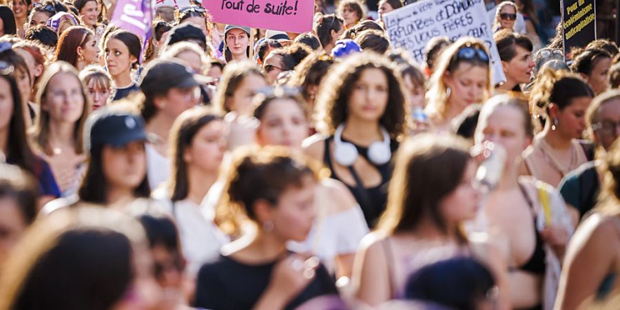 Das Ziel ist noch nicht erreicht für die Frauen. Darin waren sich Vertreter aus der Politik und die Gewerkschaften am Weltfrauentag am Mittwoch einig. (Archivbild vom Frauenstreik in Genf am