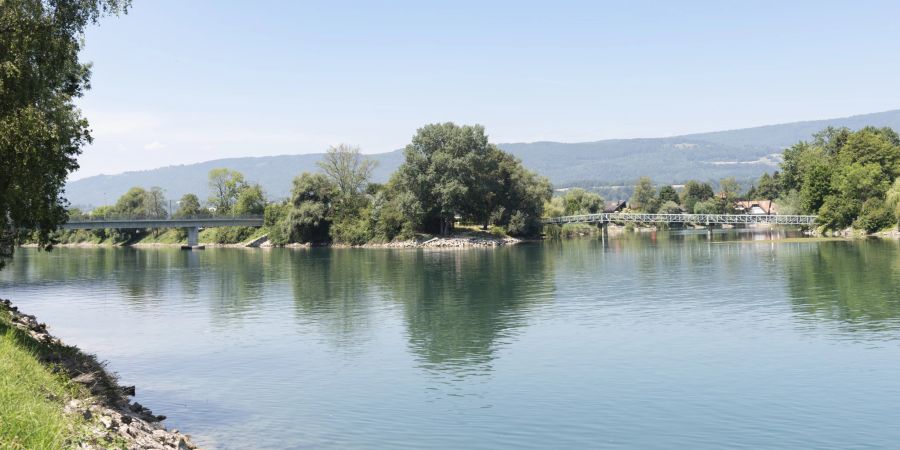 Die Aare und ein Fussgängersteig in Büren an der Aare.