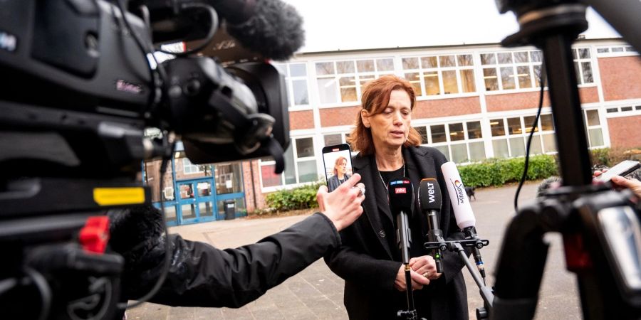 Schleswig-Holsteins Bildungsministerin Karin Prien besucht die Schule in Neumünster, auf die die Opfer des Messerangriffs gingen.