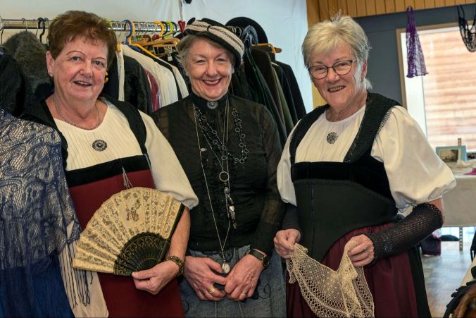 Kleiderverleiherin Meta Dummermuth mit Helferin Rosette Lenherr und Filetknüpferin Johanna Isler.