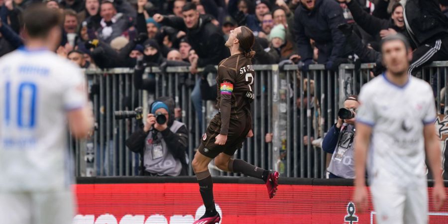 St. Paulis Jackson Irvine (M) jubelt nach seinem Treffer zum 1:0.