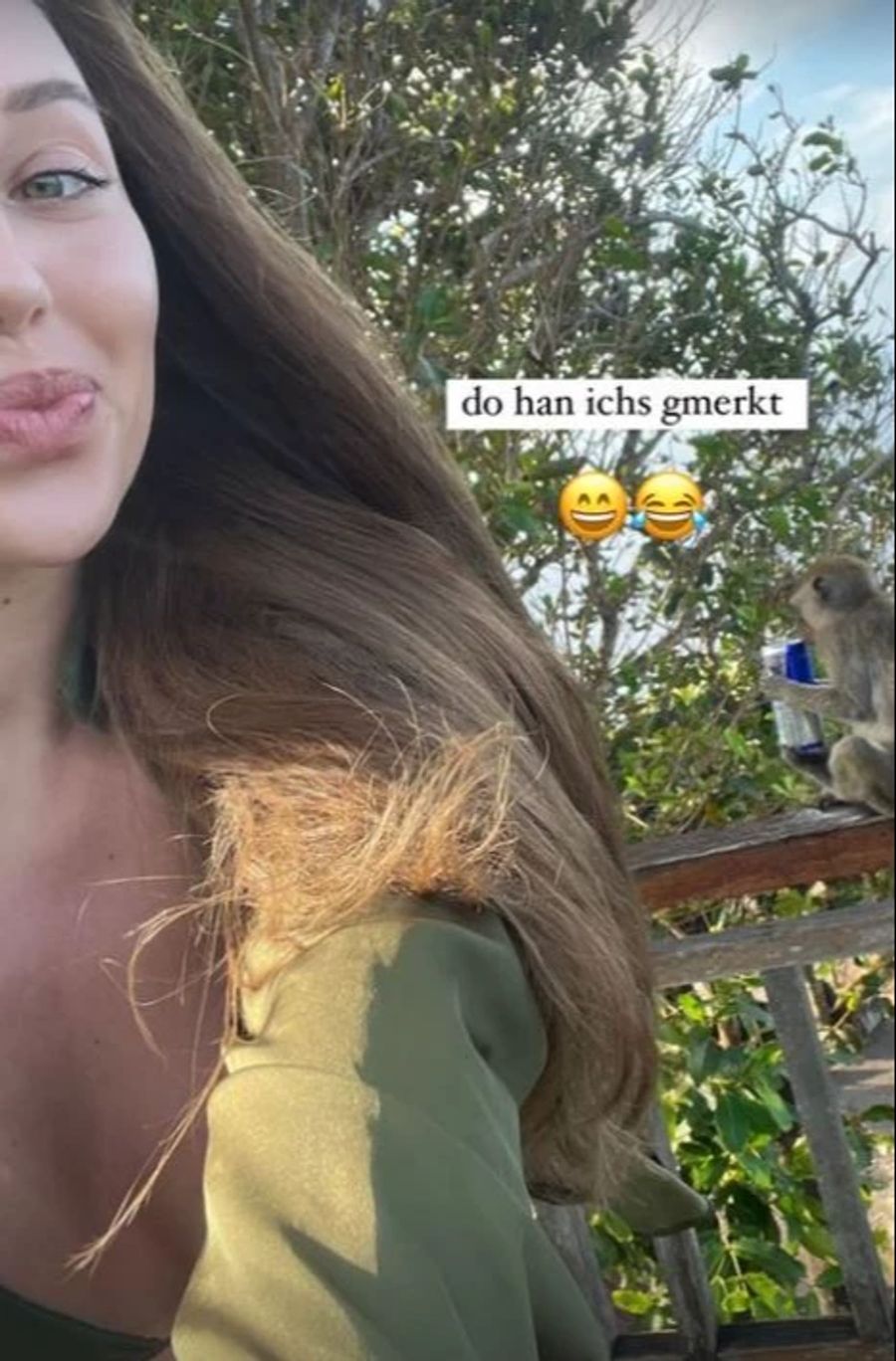 Bachelorette Yuliya staunt über den frechen Affen.