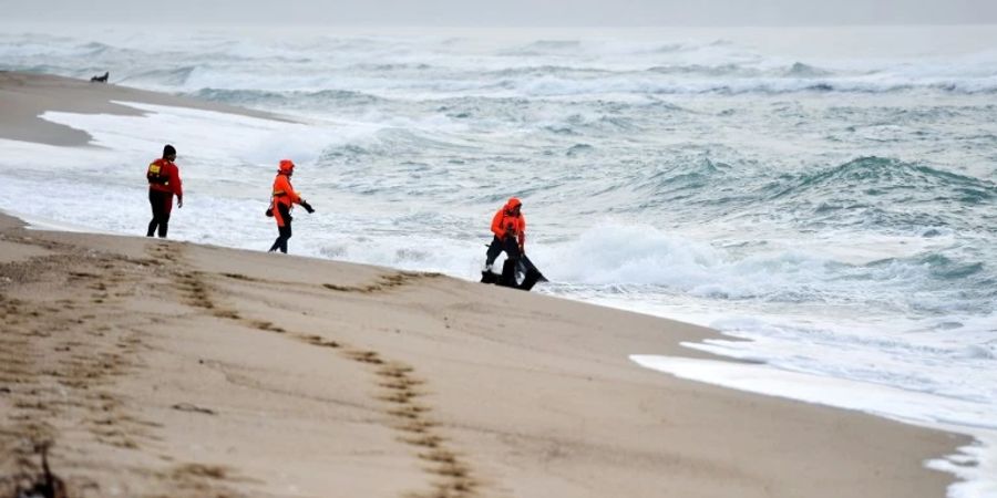 Rettungskräfte suchen am Strand nach weiteren Opfern