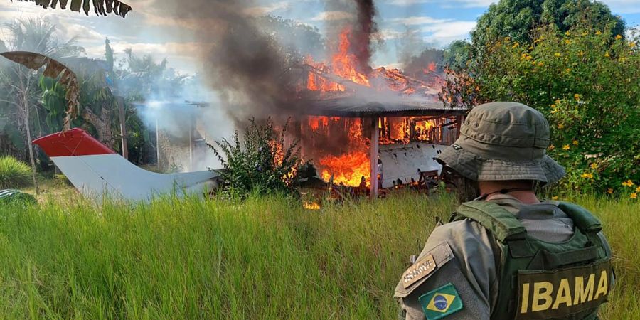 Die brasilianische Regierung geht gegen die Stellungen der illegalen Goldgräber vor.