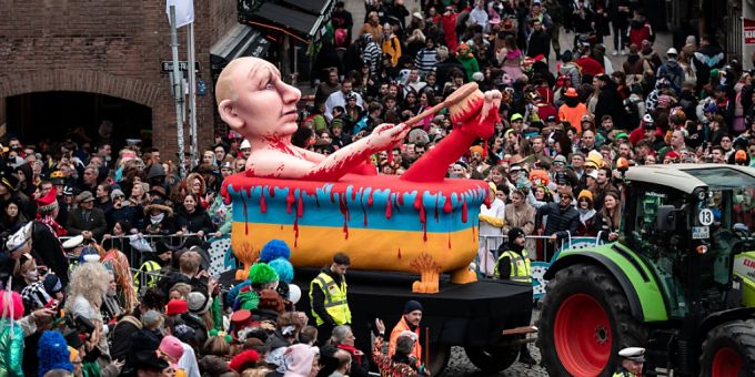 Ein Mottowagen mit Putin, der in einer Badewanne aus Blut badet, fährt vor dem Rathaus entlang. Der erste Rosenmontagszug seit drei Jahren zieht durch die Düsseldorfer Innenstadt. Foto: Fabian Strauch/dpa Ein Mottowagen mit Putin, der in einer Badewanne aus Blut badet, fährt vor dem Rathaus entlang. Der erste Rosenmontagszug seit drei Jahren zieht durch die Düsseldorfer Innenstadt. Foto: Fabian Strauch/dpa