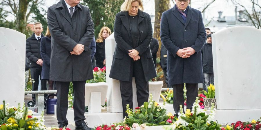 Hanaus Oberbürgermeister Claus Kaminsky (v.l.), Bundesinnenministerin Nancy Faeser und Hessens Ministerpräsident Boris Rhein gedenken auf dem Hanauer Hauptfriedhof der Anschlagsopfer.