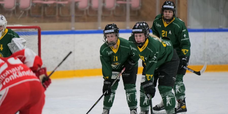 Eishockeyspielerinnen auf dem Eis.