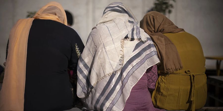 Drei Frauen sitzen auf einer Bank im Bundesasylzentrum in Zürich. (Archivbild)