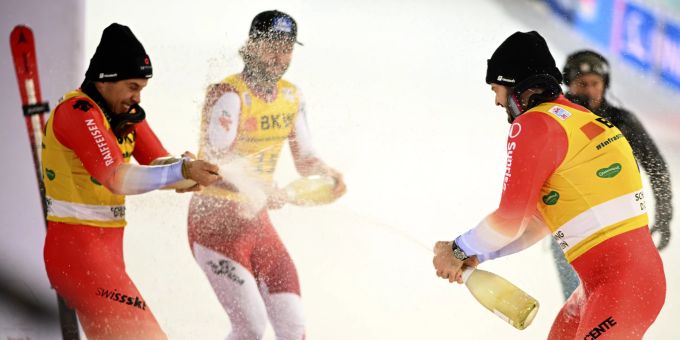 Loïc Meillard, Gino Caviezel und der Österreicher Marco Schwarz feiern ihre Podestplätze in Schladming. Loïc Meillard