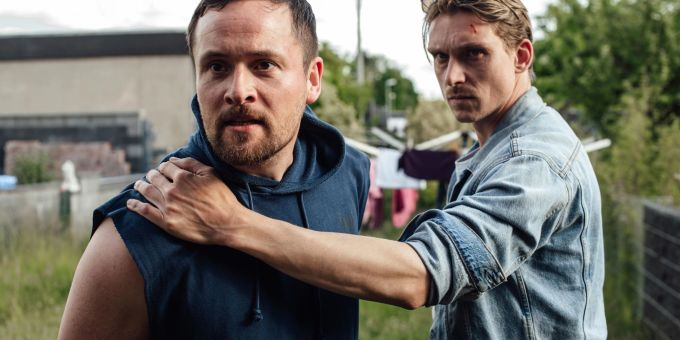 Eine Szene aus dem «Tatort» am Sonntag: Adam Schürk (Daniel Strässer, r) nimmt Bastian Barthel (l, Lorris Andre Blazejewski) vorläufig fest. Eine Szene aus dem «Tatort» am Sonntag: Adam Schürk (Daniel Strässer, r) nimmt Bastian Barthel (l, Lorris Andre Blazejewski) vorläufig fest.
