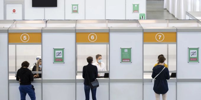 Impfwillige Personen melden sich im Empfangsbereich im Impfzentrum Bernexpo an, am 10 Mai. 2021. Coronavirus Finanzkontrolle BAG