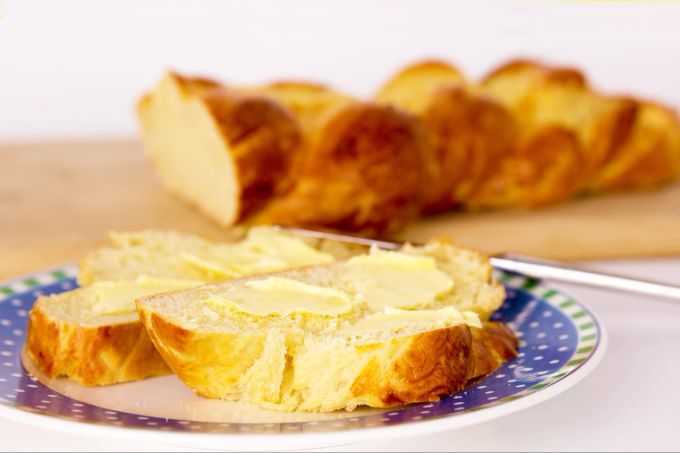 Ist der Hefezopf gut gelungen, reicht oft schon Butter, um ihn aus vollen Zügen zu geniessen. Hefezopf Butter geniessen