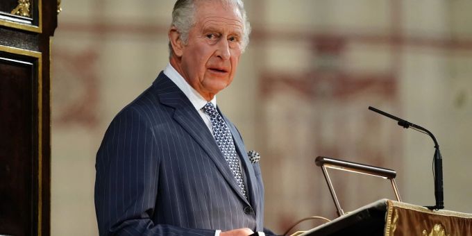 Erinnert mit einem Foto an seine verstorbene Mutter: König Charles. Erinnert mit einem Foto an seine verstorbene Mutter: König Charles.