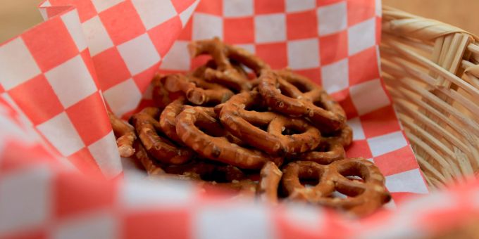 Salzstrangen und -brezeln sind kohlenhydratreiche Snacks und vertragen sich gut mit alkoholischen Getränken wie Bier oder Wein. Salzstangen Salzbrezel kohlenhydratreich Snack