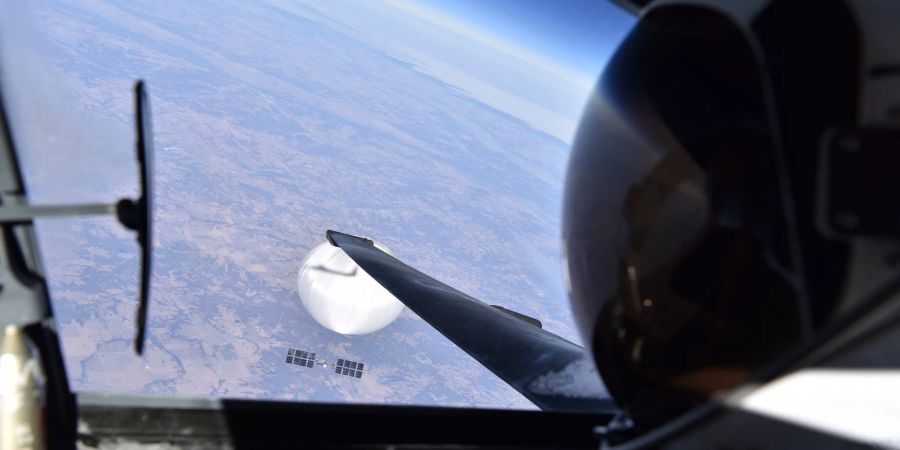 Ein Pilot der U.S. Air Force blickt auf den mutmasslichen chinesischen Überwachungsballon hinab. Der Ballon hatte nach seiner Entdeckung tagelang grosse Teile der USA überflogen, auch Militäreinrichtungen.