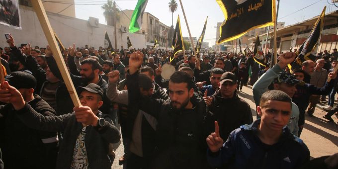 Palästinensische Anhänger der Bewegung Islamischer Dschihad nehmen an einer Kundgebung gegen die israelischen Militäroperationen teil, bei denen Ende Januar mehrere Menschen getötet wurden. Palästinensische Anhänger der Bewegung Islamischer Dschihad nehmen an einer Kundgebung gegen die israelischen Militäroperationen teil, bei denen Ende Januar mehrere Menschen getötet wurden.