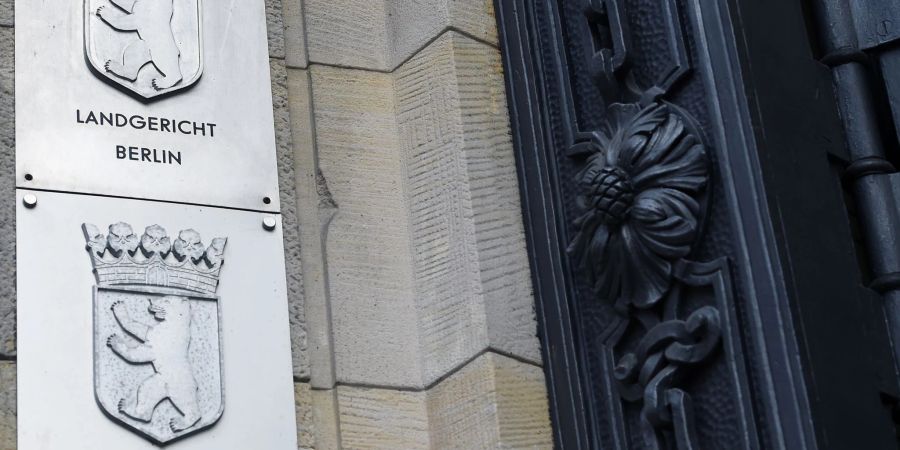 Der 37-Jährige wird derzeit vor dem Berliner Landgericht angeklagt. Die Anklage lautet unter anderem auf räuberische Erpressung und Betrug.