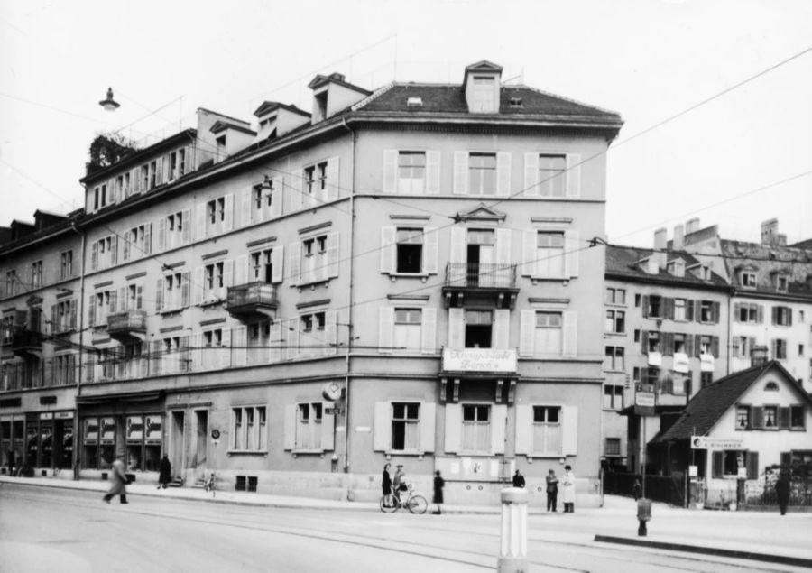 Gebäude an der Badenerstrasse um 1950: Die heutigen Inschriften stammen allerdings nicht aus dieser Zeit. Sie sind im Laufe des 20. Jahrhunderts entstanden. (Symbolbild)