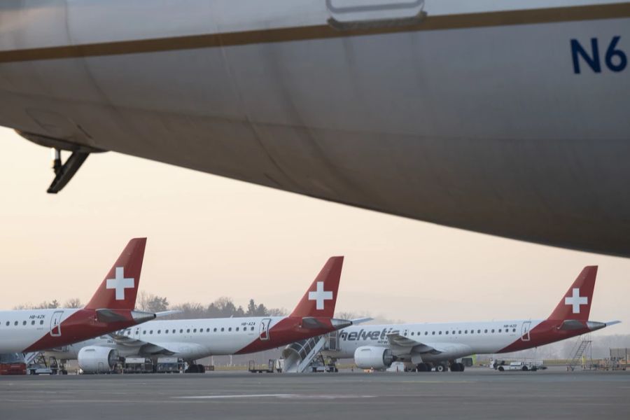 Maschinen der Swiss stehen am Flughafen Zürich. Die Fluggesellschaft hat infolge des Warnstreiks in Deutschland zahlreiche Flüge nach Deutschland gestrichen.