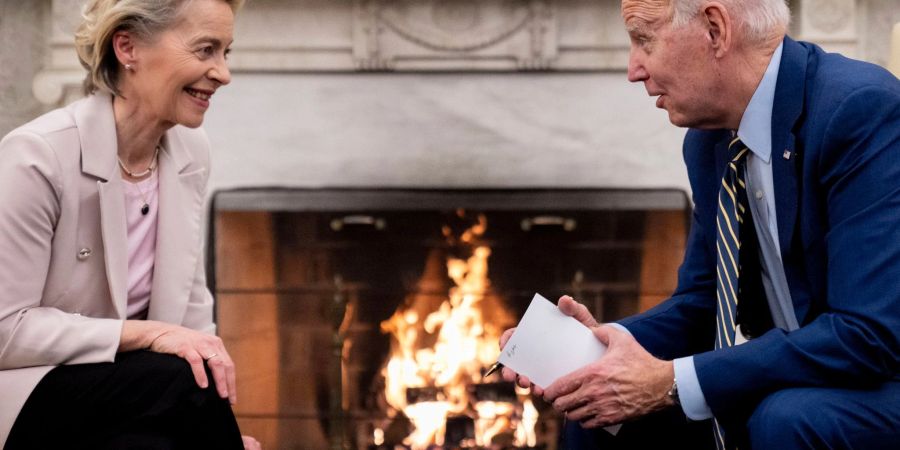 US-Präsident Joe Biden mit EU-Kommissionspräsidentin Ursula von der Leyen im Oval Office des Weissen Hauses.