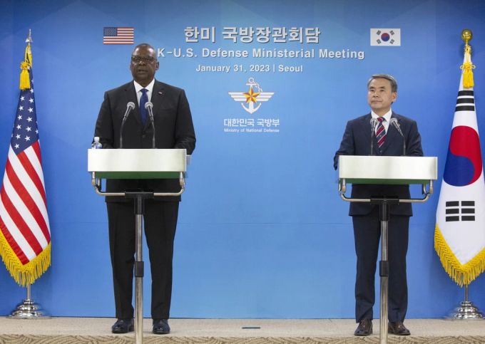 Der US-amerikanische Verteidigungsminister Lloyd Austin mit seinem südkoreanischen Amtskollegen Lee Jong Sup. USA