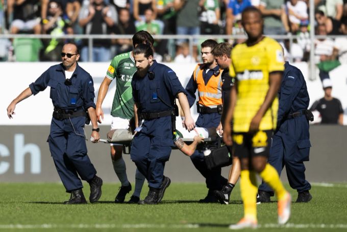 Am 4. September 2022 wird Fabian Schubert mit einer Barra vom Feld getragen. Seither fällt er verletzt aus. (Archivbild) Fabian Schubert
