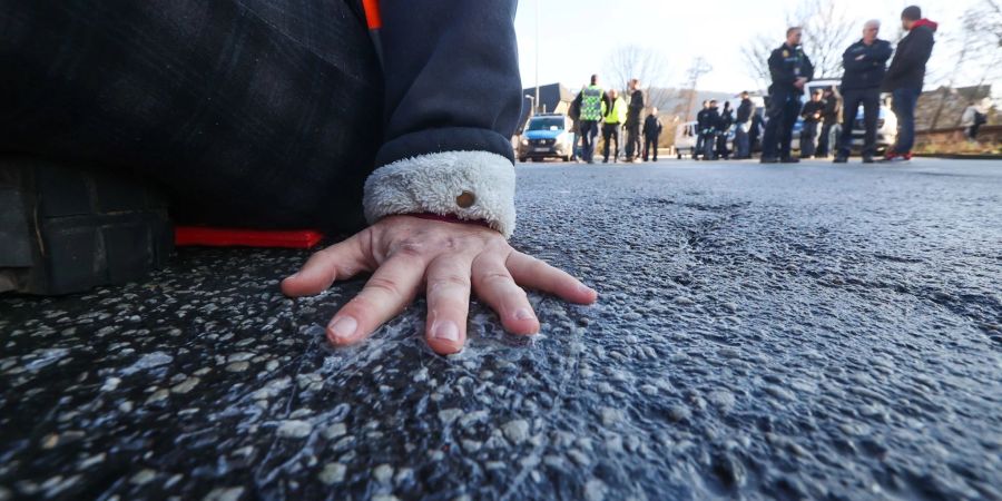 Festgeklebt auf der Strasse: «Auch robuste Blockadeaktionen fallen unter das Versammlungsrecht.»