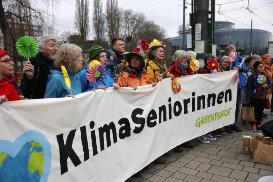 Die Vertreterinnen des von Greenpeace unterstützten Verein reisten gestern Abend nach Frankreich.