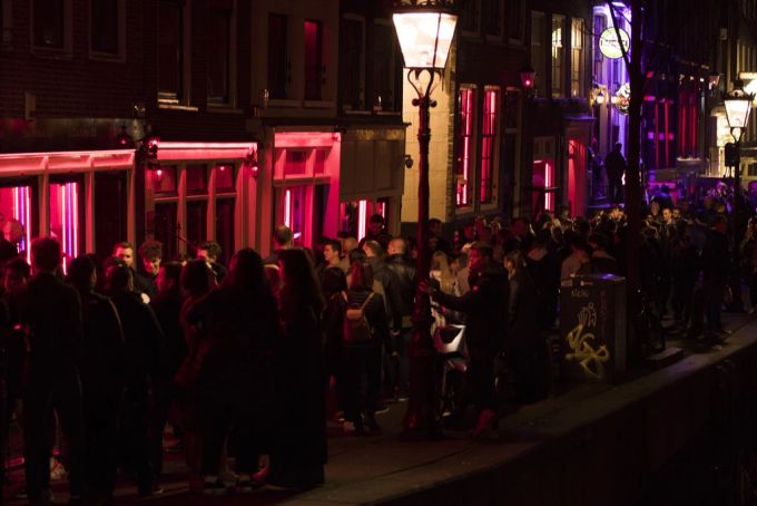 Der Bezirk «De Wallen» ist mit zahlreichen Bars und Clubs durchzogen. Amsterdam