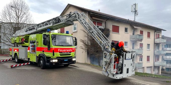 Autodrehleiter der Feuerwehr im Einsatz Autodrehleiter der Feuerwehr im Einsatz