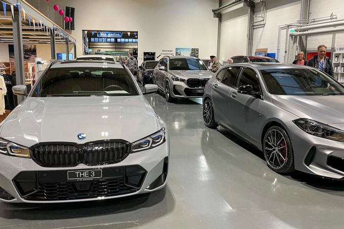 Im Showroom der Auto Marti AG Thun.