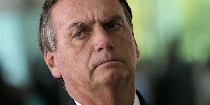 Brasiliens Ex-Präsident Jair Bolsonaro spricht bei einer Pressekonferenz. (Archiv) Foto: Eraldo Peres/AP/dpa bolsonaro