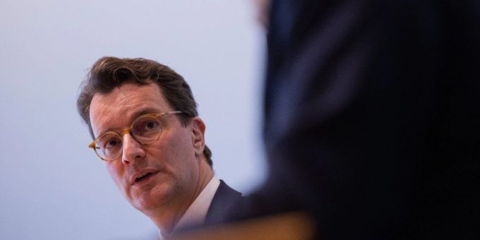 NRW-Ministerpräsident Hendrik Wüst (CDU) fordert angesichts der steigenden Flüchtlingszahlen mehr Unterstützung vom Bund. NRW-Ministerpräsident Hendrik Wüst (CDU) fordert angesichts der steigenden Flüchtlingszahlen mehr Unterstützung vom Bund.