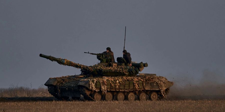 Ukrainische Soldaten fahren auf einem Panzer an der Frontlinie in der Region Donezk.