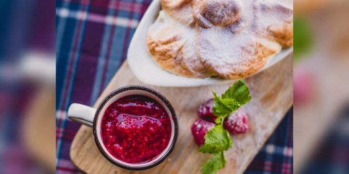 Achte auf seltsame Gerüche oder kleine Flecken auf der Marmelade. Schimmel Marmelade