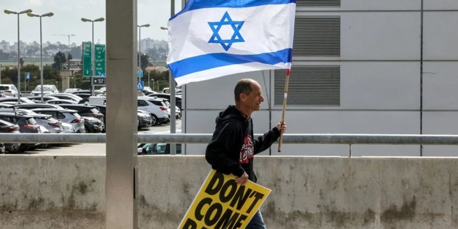 Protest gegen Netanjahu bei seinem Abflug in Israel