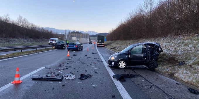 Rossens FR: Mehrere Unfälle führen zur Sperrung der A12. Rossens FR