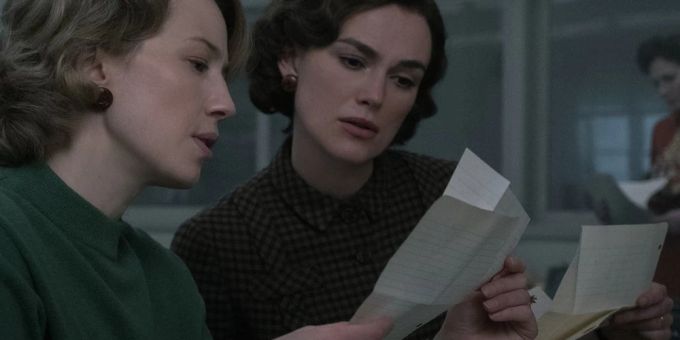 Carrie Coon (li.) als Jean Cole und Keira Knightley als Loretta McLaughlin in «Boston Strangler». Carrie Coon (li.) als Jean Cole und Keira Knightley als Loretta McLaughlin in «Boston Strangler».