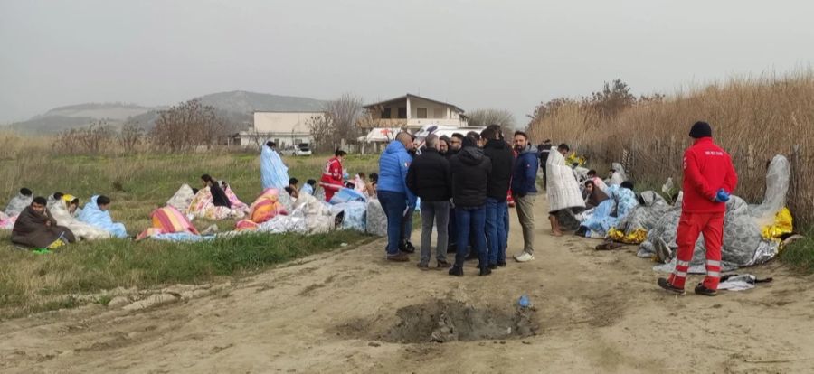 Rund 80 Menschen haben überlebt, 20 von ihnen mussten ins Spital gebracht werden.