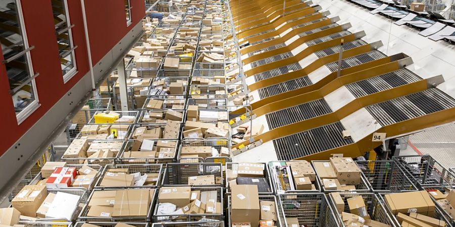 Trotz leichtem Rückgang: In der Vorweihnachtszeit befördert die Post etwa im abgebildeten Paketzentrum Frauenfeld noch immer sehr viele Pakete. (Archivbild vom 13. Dezember 2022)