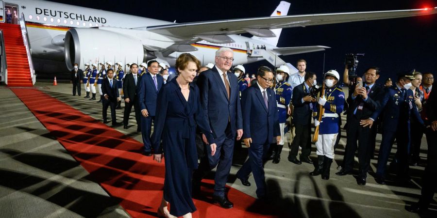 Bundespräsident Frank-Walter Steinmeier und seine Frau Elke Büdenbender bei ihrer Ankunft in Kambodscha. Auch der fünftägigen Südost-Asien-Reise besuchen sie auch Malaysia.