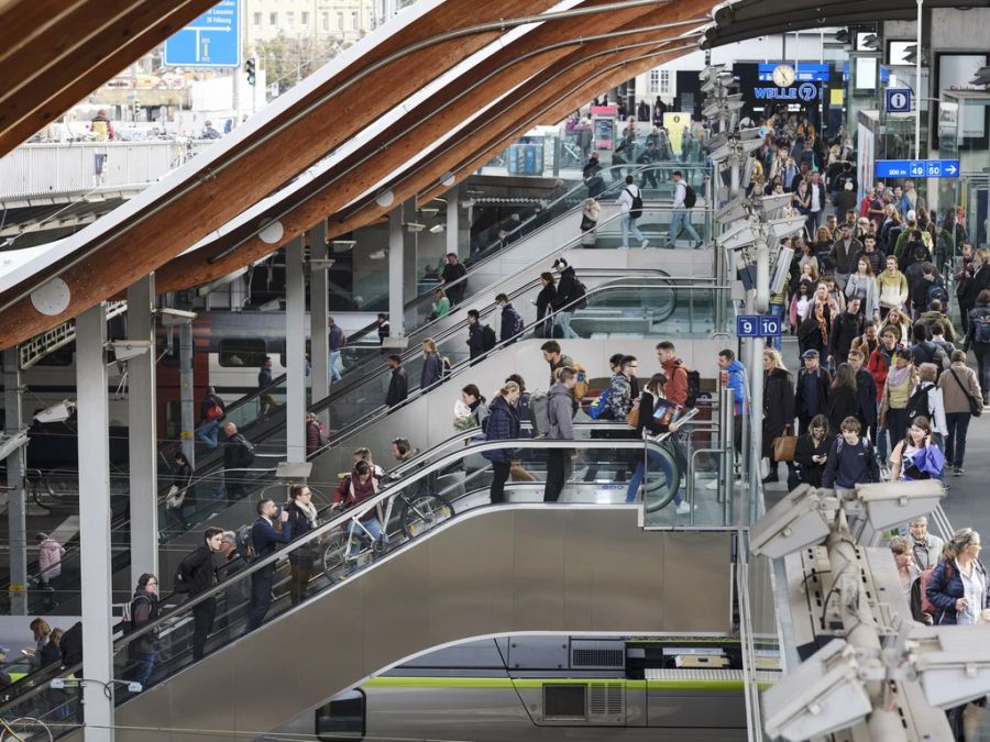 Bahnreisende und Pendler auf der "Welle", dem Aufgang West des Bahnhof Bern.