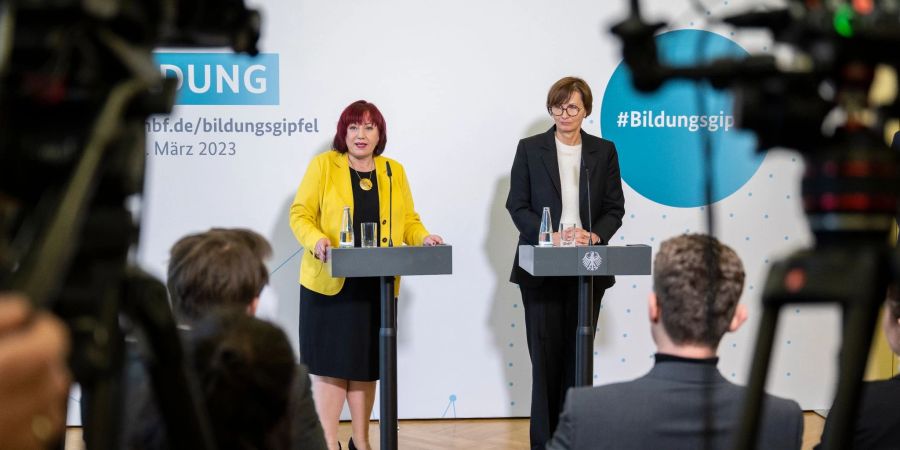 Berlins Bildungssenatorin Astrid-Sabine Busse (SPD, l) und Bundesbildungsministerin Bettina Stark-Watzinger (FDP) am Rande des Bildungsgipfels.